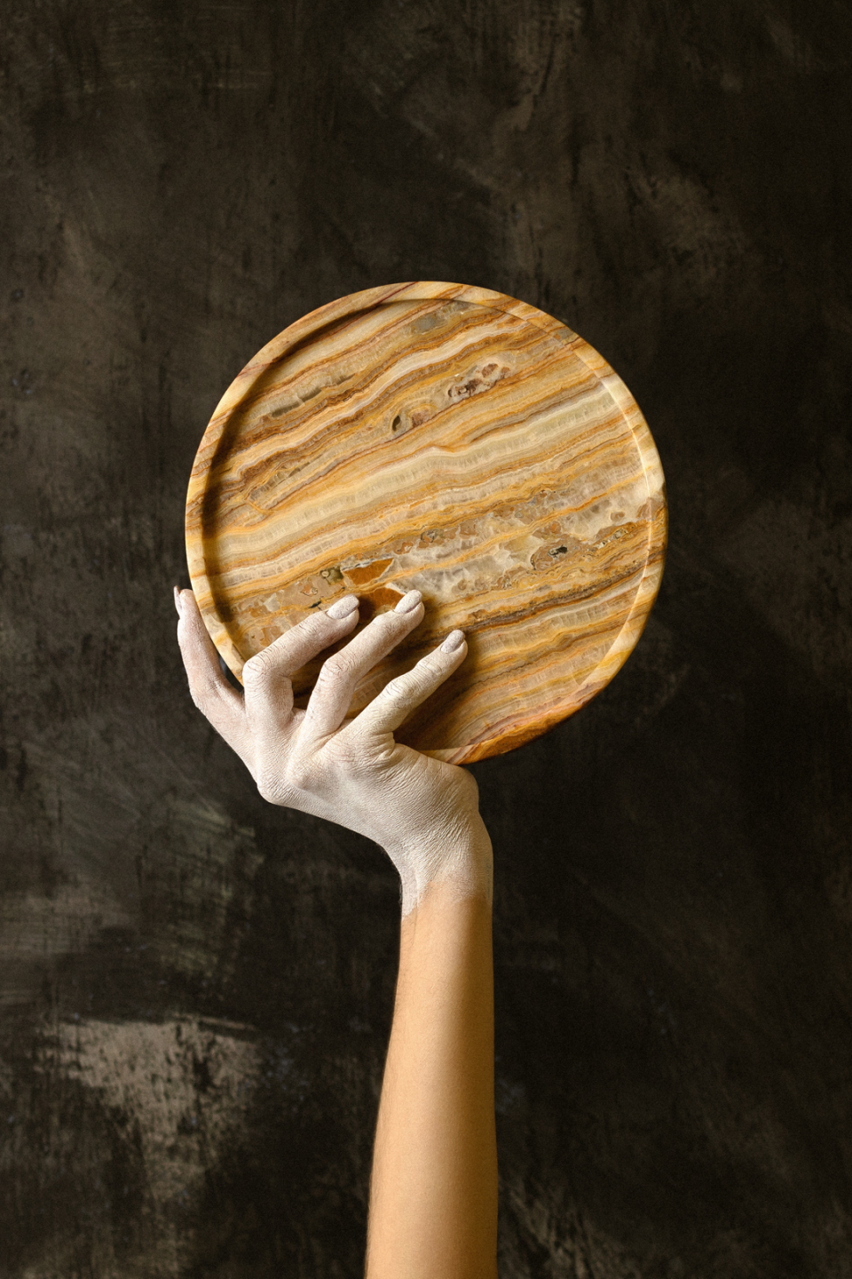 ROUND PLATE WALNUT ONYX image 0 | Marble Limited Series | MAAMI HOME 