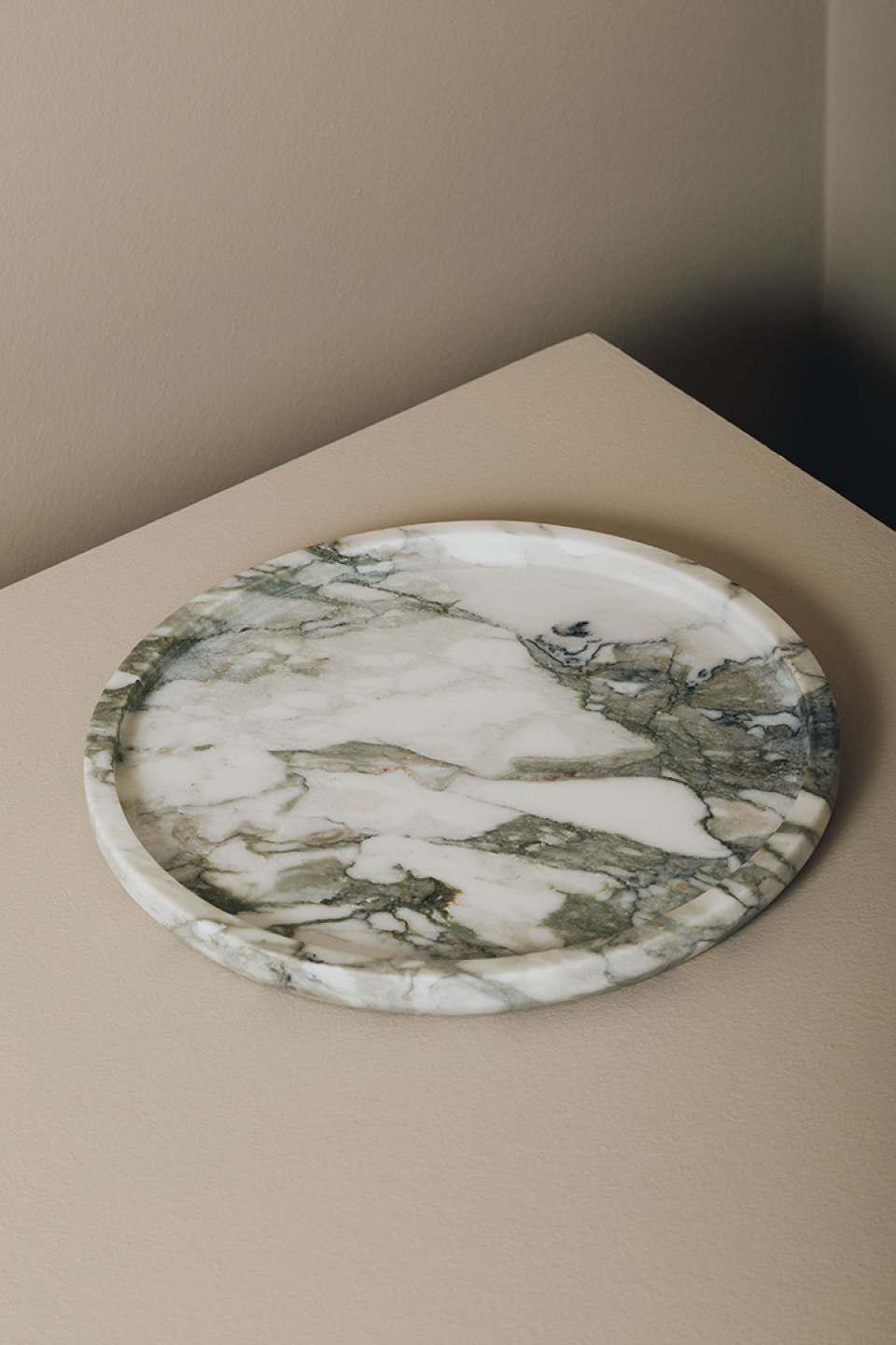 ROUND PLATE ARABESCATO image 1 | Marble Accessories | MAAMI HOME 