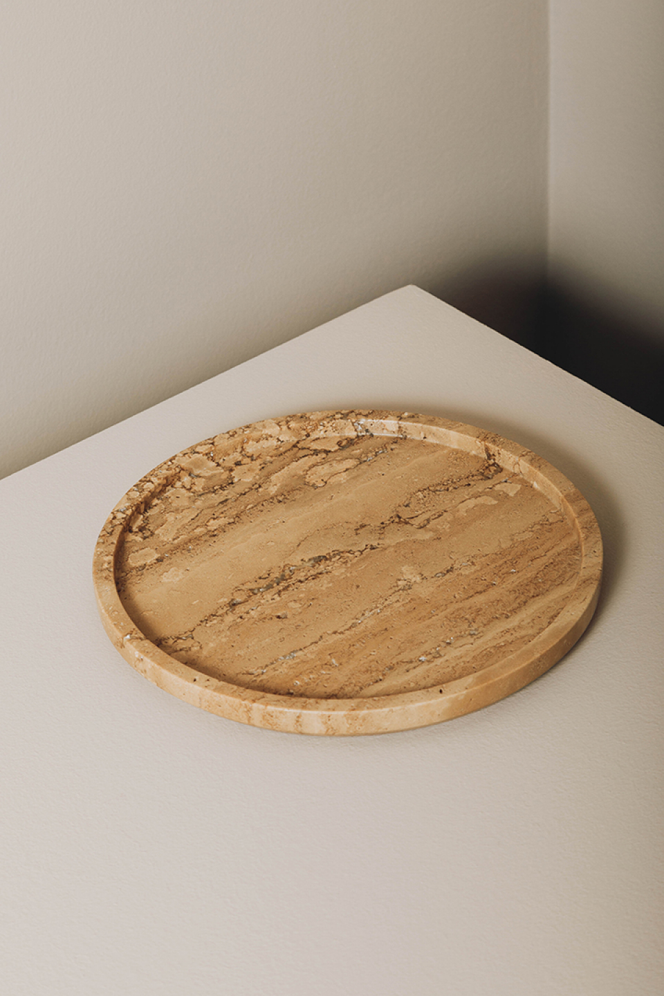 ROUND PLATE TRAVERTINE image 2 | Marble Accessories | MAAMI HOME 