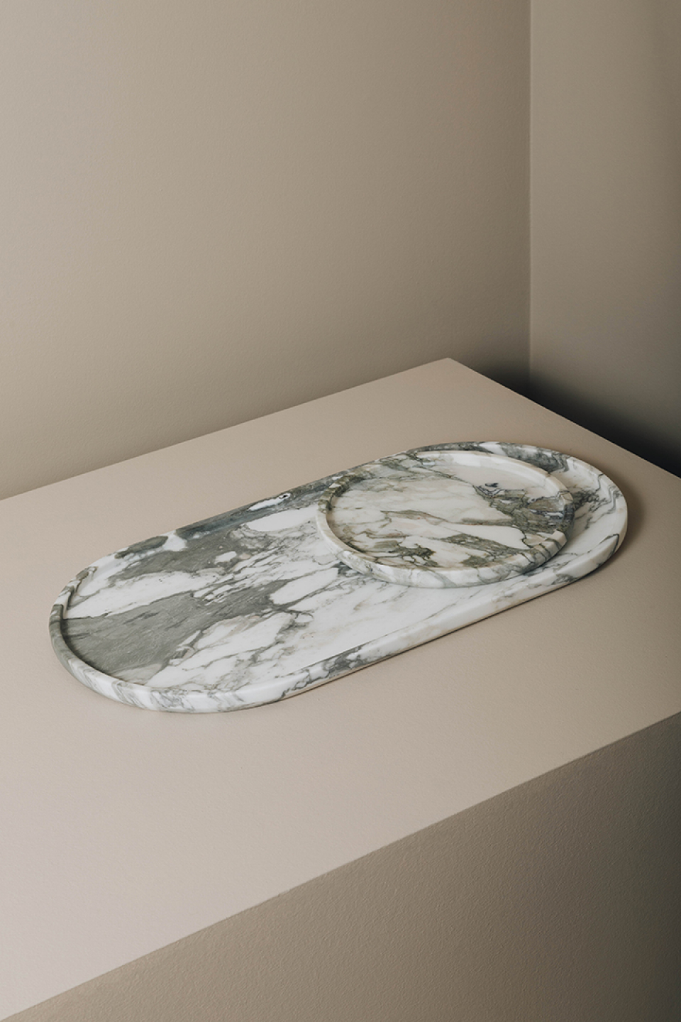 ROUND TRAY ARABESCATO image 0 | Marble Accessories | MAAMI HOME 