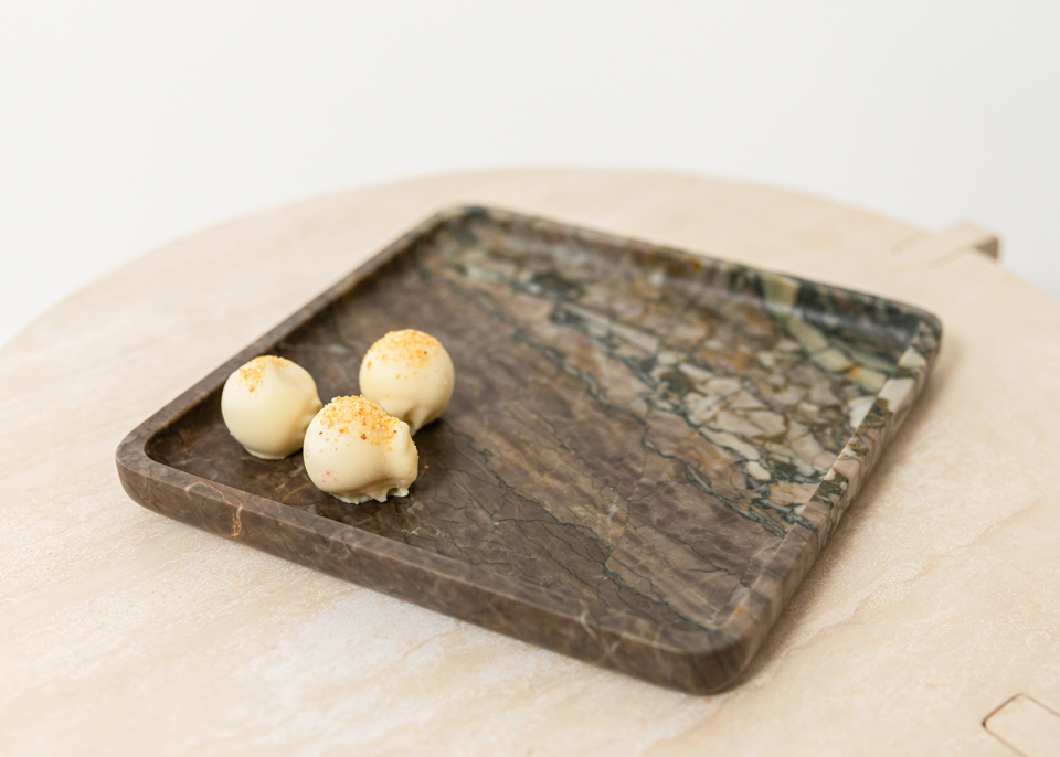 SQUARE PLATE POCAHONTAS image 4 | Marble Accessories | MAAMI HOME 
